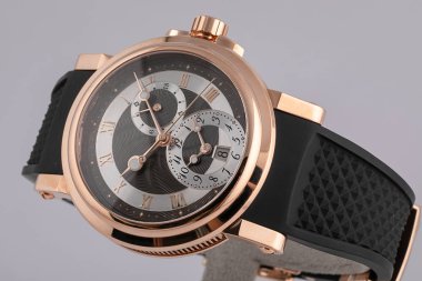 Altın vücut, Siyah kadran, gümüş saat yönünde, chronograph, kronometre beyaz arka plan üzerinde izole içinde siyah kauçuk kayış ile erkekler izle.
