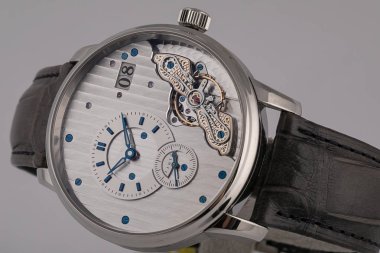 Siyah deri kayışı, beyaz kadran, mavi saat yönünde, Roma rakamları, chronograph, kronometre beyaz arka plan üzerinde izole ile erkekler izle.