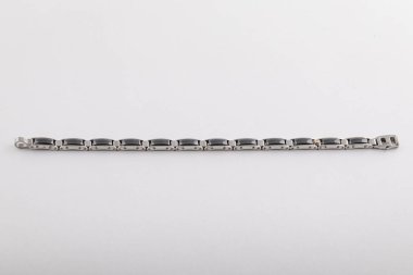 Siyah Taşlı Erkek Gümüş parlak bilezik izole üzerinde beyaz arka plan ekler.