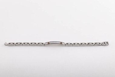 Mens parlak bilezik altın kareler ve beyaz arka plan üzerinde izole siyah taşlar ile gümüş.