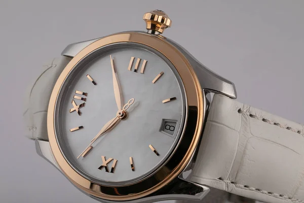 Zegarek dla kobiet z obramowania pasek, Złoto białe skórzane, białe cyferblat, złota prawo i rzymskich cyfr na białym tle. — Zdjęcie stockowe