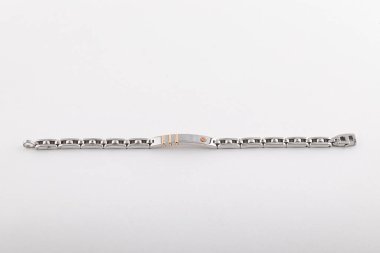 Erkekler Gümüş parlak bilezik altın çizgili ve beyaz arka plan üzerinde izole altın vida ile.