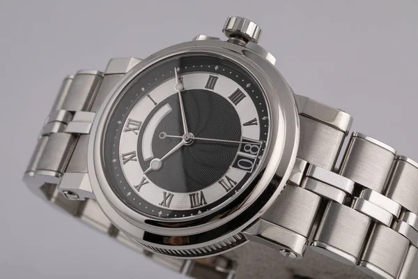 Męski zegarek z paskiem stalowy, czarny wybierania, w ciało srebrny, srebrny zegara, chronograf, czarny cyfr na białym tle na szarym tle. — Zdjęcie stockowe