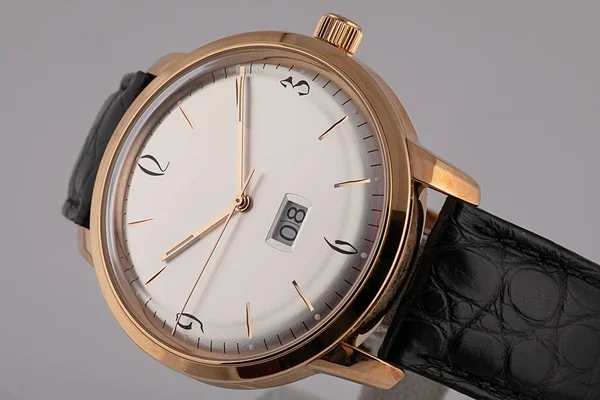 Golden Body, chronograph, altın saat yönünde, sayılar izole gri arka plan üzerinde siyah deri kayışı, beyaz kadranı ile erkekler izle.