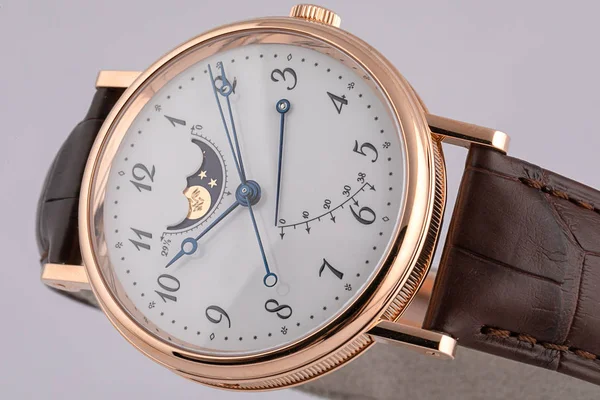 Zegarek męski chronograf, stoper na skórzany brązowy pasek z białą tarczą, czarne numery i niebieskiej na białym tle. — Zdjęcie stockowe