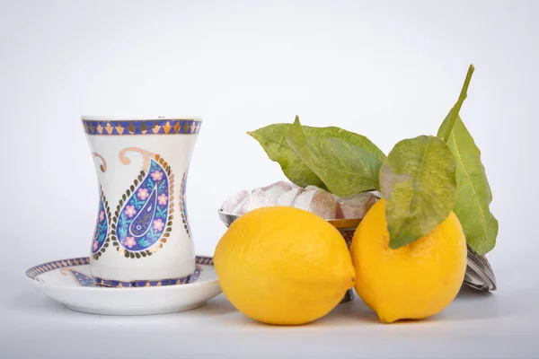 Tazza da tè armudu tradizionale di colore bianco con motivi nazionali e stampa buta — Foto Stock