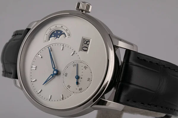 Męski zegarek z czarnym skórzanym paskiem, białą wybierania, prawo, niebieski chronograf i stoper na białym tle. — Zdjęcie stockowe