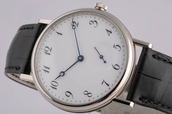 Relógio masculino em pulseira de couro com mostrador branco, numerais pretos e mãos isoladas sobre fundo branco . — Fotografia de Stock
