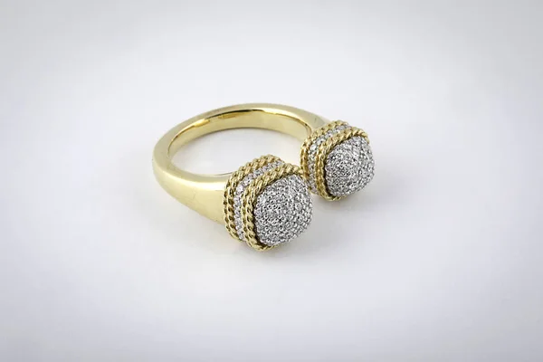Womens guld ring med diamanter i två square isolerad på vit bakgrund. — Stockfoto