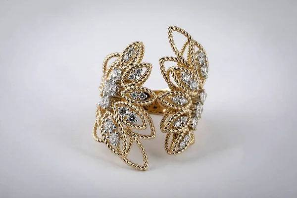 Womens guld ring med diamanter i form av blomma isolerad på vit bakgrund. — Stockfoto