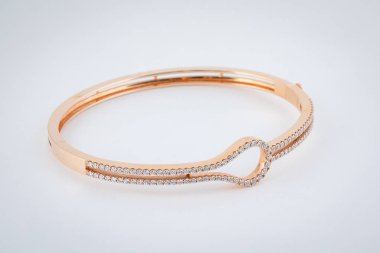 Beyaz arka plan üzerinde izole orta Pırlantalı Bayan bilezik.