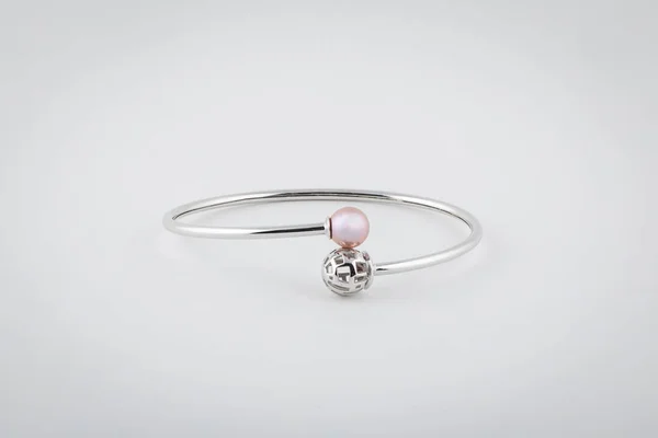 Kvinnliga, silver ring med rosa pärla isolerad på vit bakgrund. — Stockfoto