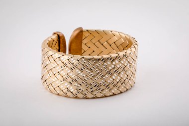 Beyaz bir arka plan üzerinde izole kadın, altın hasır yüzük.