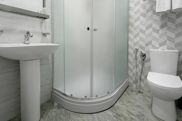 Banyo, çini ve süpürge, duş ayna lavabonun üstündeki buzlu cam kapı ile parlak renkler.