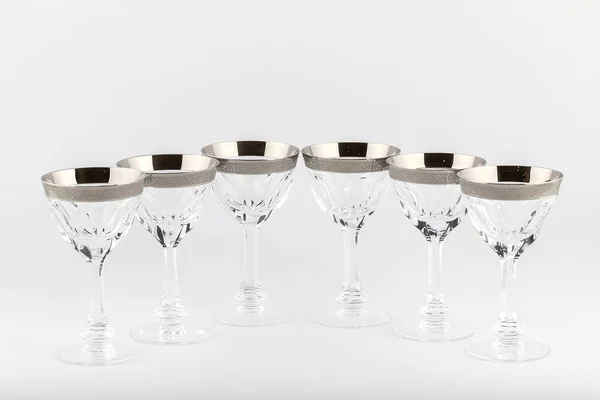 Çek ile beyaz bir arka plan üzerinde izole bir gümüş süs camdan stemware yönlü gözlük.
