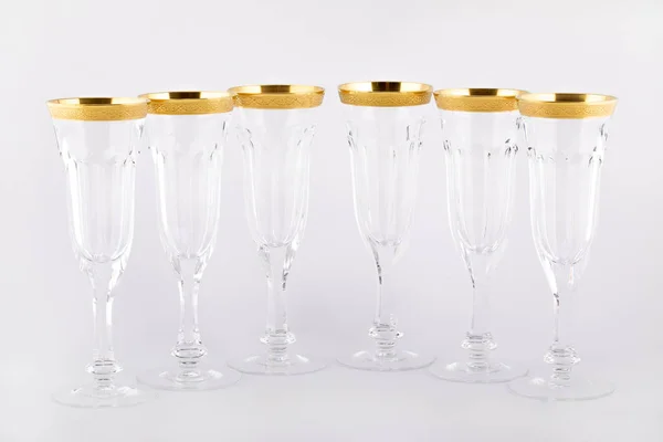 Calici sfaccettati in vetro ceco con un ornamento d'oro isolato su uno sfondo bianco . — Foto Stock