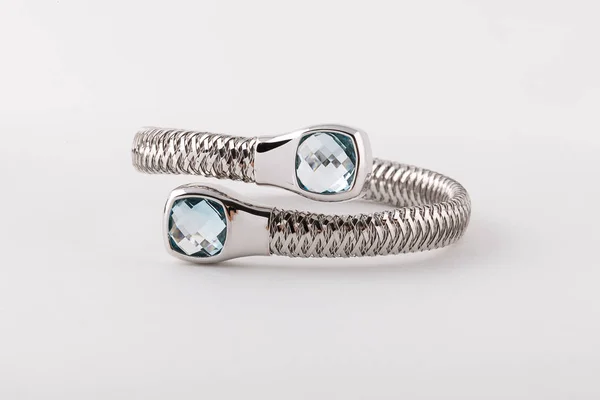 Silver Womens arm band med två ljusblå diamanter i form av två kvadratiska isolerade på vit bakgrund. — Stockfoto