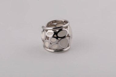 Bayan Gümüş Yüzük beyaz taş ve beyaz arka plan üzerine rakamlar.