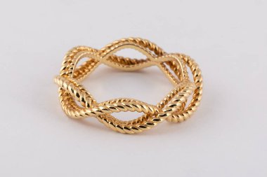 Bayan altın beyaz arka plan üzerinde izole halka titreşimli.