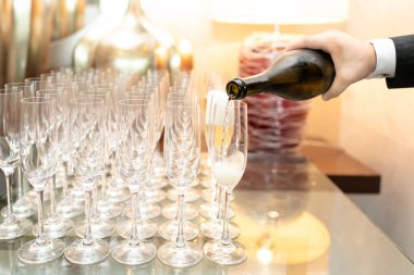 Garson gözlüklere soğuk şampanya içer..