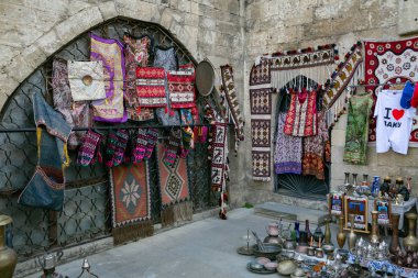 Ulusal ürünler, el yapımı halılar, çanta, çorap, elbiseler ve Vintage bakır bronz ve diğer metaller Shop.