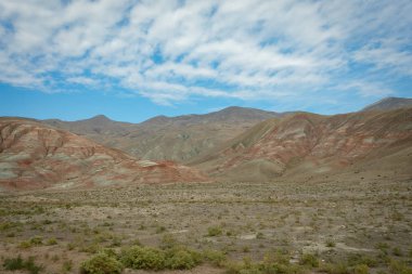 Düz ve metal zengin dağlar, kırmızı çizgili.