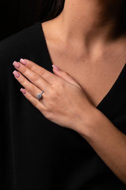 Siyah bir arka planda, parmak üzerinde bir Fringe ile bir daire şeklinde Womens gümüş elmas yüzük.