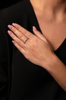 Siyah bir arka planda, parmak üzerinde bir Fringe ile Womens gümüş elmas yüzük.