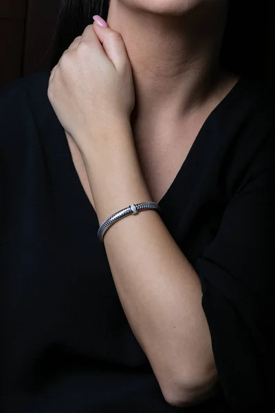 Dişi, gümüş, hasır, siyah arka planda kadın el üzerinde orta elmaslı bilezik