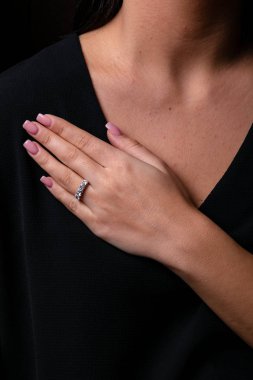 Siyah bir arka planda, parmak üzerinde bir Fringe ile Womens gümüş elmas yüzük.