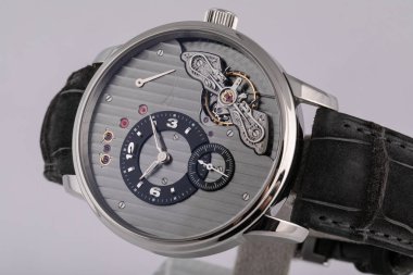 Gri kadranlı erkek gümüş saat, saat yönünde gümüş, kronometre, siyah deri kayışlı, beyaz arka plan üzerine izole edilmiş. 