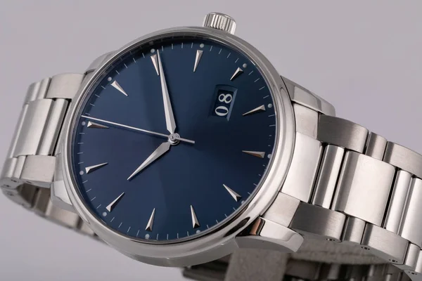 Montre homme argent avec cadran bleu, argent dans le sens des aiguilles d'une montre, chronographe, avec un bracelet en acier isolé sur fond blanc — Photo