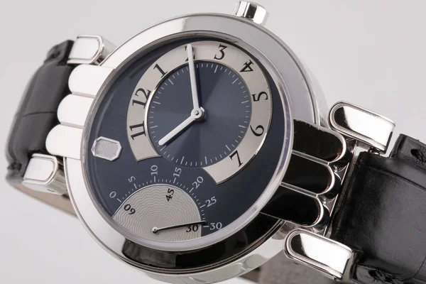 Reloj de plata hembra con esfera negra, plateado en el sentido de las agujas del reloj, cronómetro con correa de cuero negro . — Foto de Stock