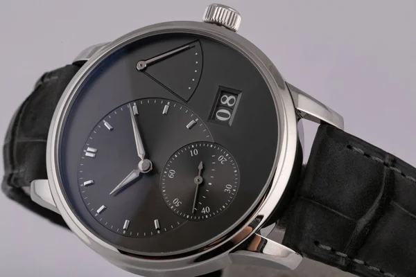 Montre homme argent avec un cadran noir, chronographe noir dans le sens des aiguilles d'une montre avec un bracelet en cuir noir isolé sur fond blanc — Photo