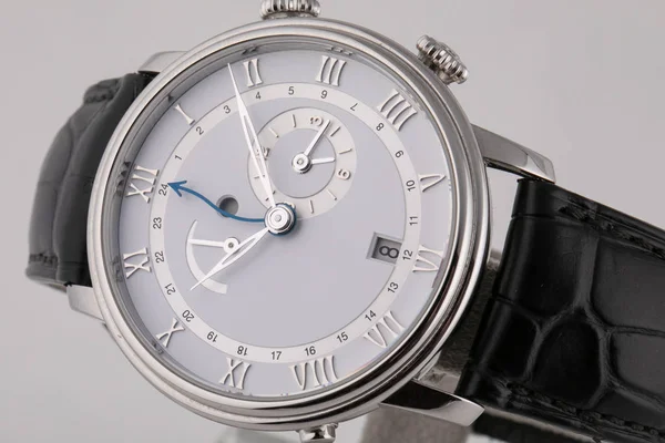 Montre bracelet argent avec cadran blanc, argent dans le sens des aiguilles d'une montre, chronographe et chronographe sur bracelet en cuir noir sur fond blanc — Photo