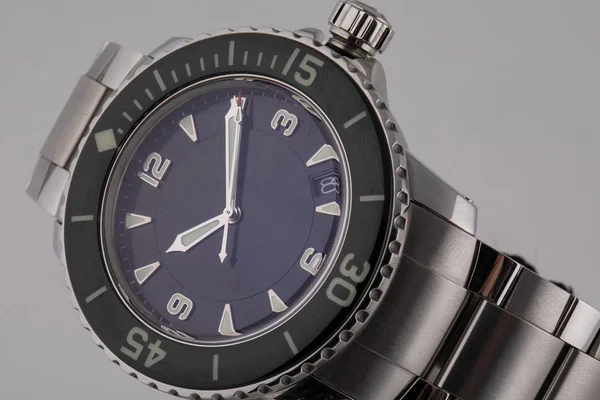 Sølv armbåndsur med blå urskive, sølv med uret, kronograf, på metal rem på hvid baggrund - Stock-foto