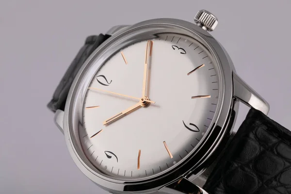 Reloj de plata para hombre con esfera blanca, dorada en el sentido de las agujas del reloj, con una correa de cuero negro, aislado sobre fondo blanco . — Foto de Stock