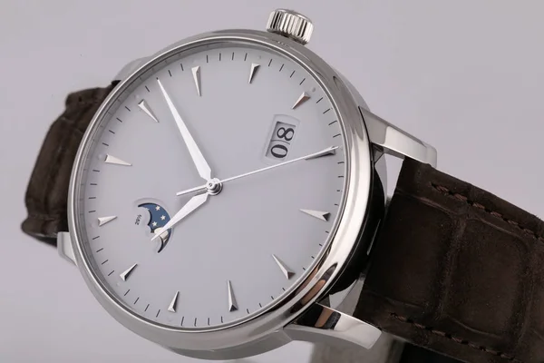 Montre homme argent avec un cadran blanc, dans le sens des aiguilles d'une montre or, chronographe, avec un bracelet en cuir noir, isolé sur fond blanc . — Photo