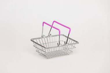 Metal gıda sepeti beyaz arka plan üzerinde izole. 