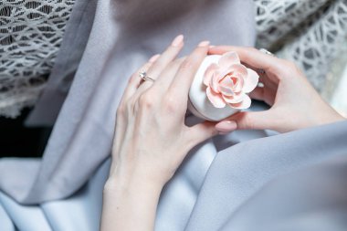 Kapağında pembe bir gül ile, tatlılık ile süslenmiş kutu.