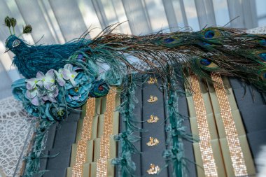 Masanın üzerinde bir tepsi üzerinde yatan süslenmiş düğün tatlılar.