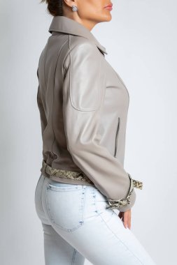 Uzun kollu, gri, yakalı, askılı, demir kilitli kadın ceketi.