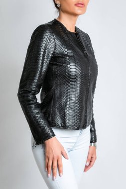 Uzun kollu, siyah, demir kilitli kadın ceketi.