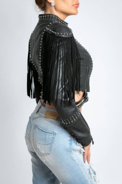 Uzun kollu, siyah, demir ekler ve kilit ile Kadın deri ceket.