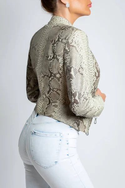 Womens jas met lange mouwen, Snake Skin, met een ijzeren slot. — Stockfoto