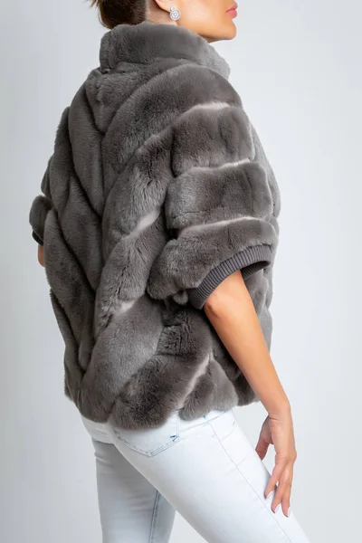 Womens bont jas, korte mouw, donkergrijs met ijzeren slot. — Stockfoto