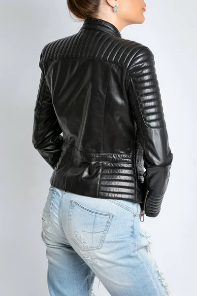 Womens jas met lange mouwen, zwart, met een ijzeren slot. — Stockfoto