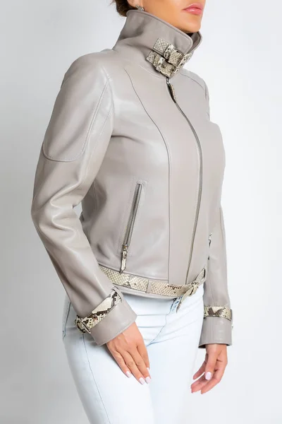 Womens jas met lange mouwen, grijs, met een kraag, met bandjes, ijzeren slot. — Stockfoto
