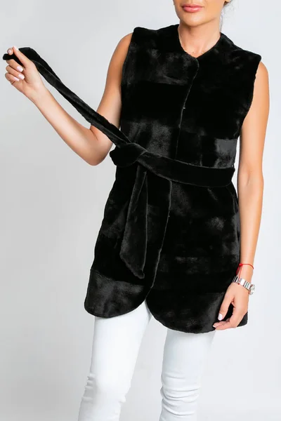 Womens fur vest, zwart met een riem. — Stockfoto