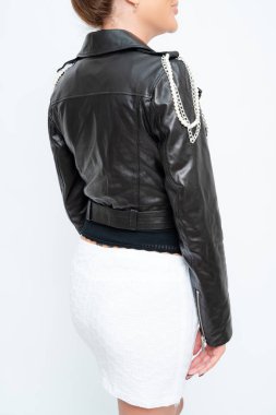 Uzun kollu, siyah, omuzlarında zincir ve demir kilit ile kadın deri ceket.